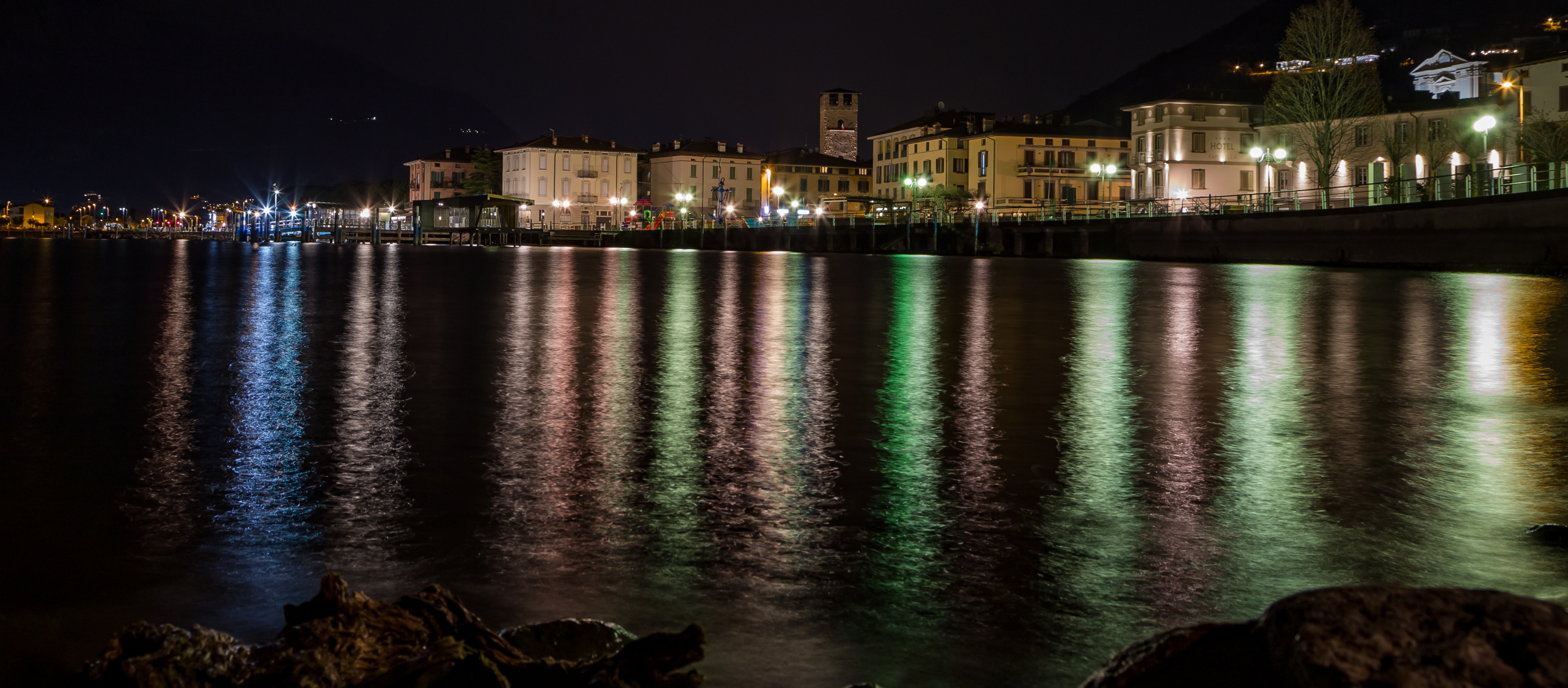 Veduta notturna del lungolago